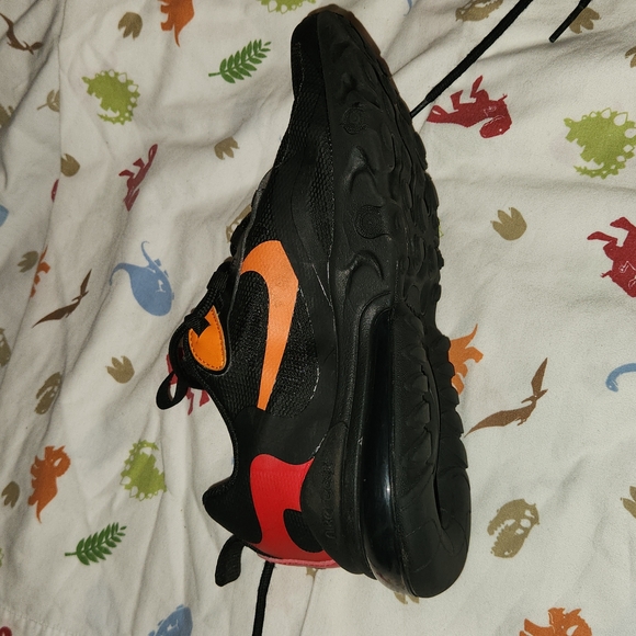 Nike Air Max 270 React - Picture 9 of 11